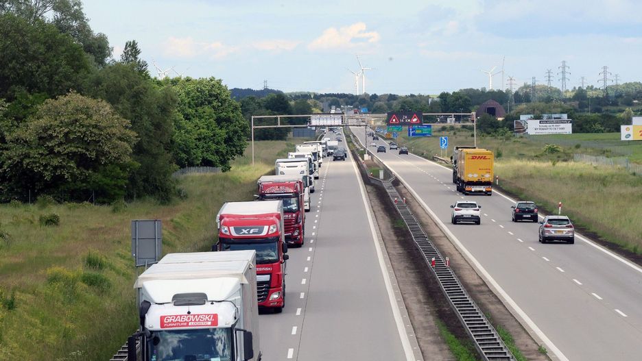 Firmy zostaną zobowiązane do umieszczenia naklejki na przedniej szybie, aby pokazać, że ich operacja transportu drogowego jest objęta umową. 