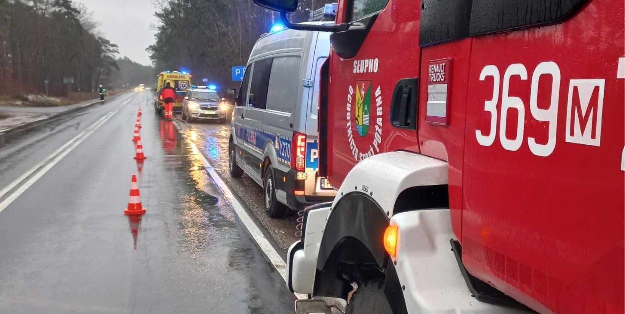 Zagadkowa śmierć na poboczu. Policja szuka świadków!