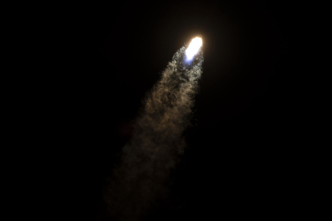 Start rakiety Falcon 9, która wynosi satelity Starlink na orbitę