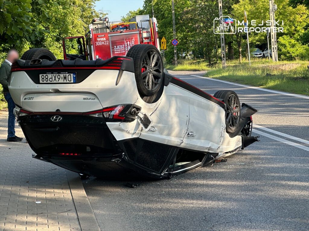 Wypadek w Wawrze. Jedno auto dachowało. Świadkowie wskazują poszkodowanego jako współwinnego zdarzenia