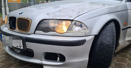 18-latek zdał prawo jazdy i wsiadł do bmw. Auto miało zderzak zamocowany trytytką