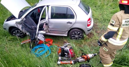 Samochód osobowy uderzył w barierę energochłonną i wypadł z drogi