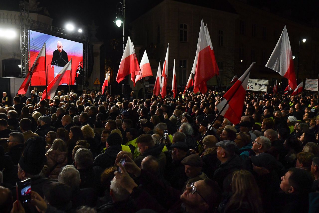 Skandowali "Jarosław". Kaczyński nagle wrócił na scenę