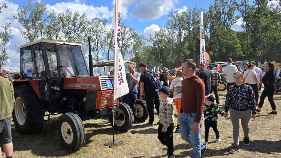 W drugim dniu Ogólnopolskiego Festiwalu Starych Ciągników i Maszyn Rolniczych w Wilkowicach pojawiły się tłumy zwiedzających