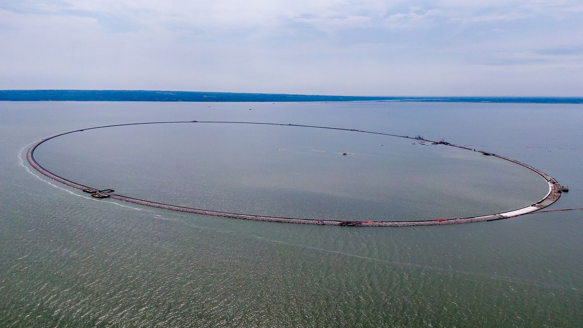 Budowa kana?u ?eglugowego "Nowy ?wiat" na Mierzei Wi?lanej
01.07.2022  Skowronki Budowa kanalu zeglugowego na Mierzei Wislanej. Realizowana inwestycja skroci dotychczasowa droge wodna z Zatoki Gdanskiej na Zalew Wislany prowadzaca przez Ciesnine Pilawska o okolo 100 km. W obrebie inwestycji powstaje nowy uklad drogowy.  N/z. Wyspa Estyjska - sztuczna wyspa na Zalewie Wislanym. Trafia na nia urobek z budowanego kanalu zeglugowego oraz poglebianego toru wodnego. Fot. Przemek Swiderski/REPORTER
Przemek Swiderski/REPORTER