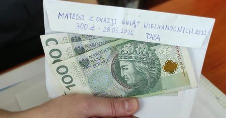 Chłopiec zgubił kopertę z pieniędzmi od taty. Miał dużo szczęścia