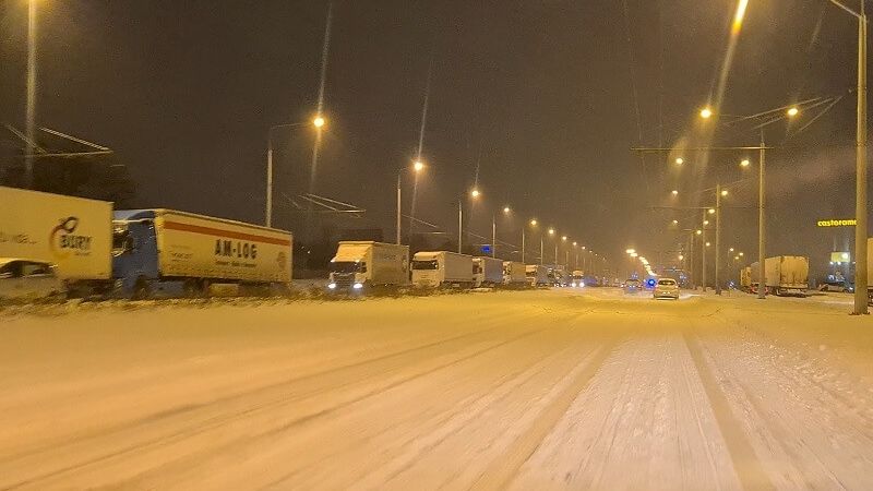 Pojazdy ciężarowe blokują prawy pas ruchu ul. Mełgiewskiej w kierunku Świdnik | fot. czytelnik Konrad