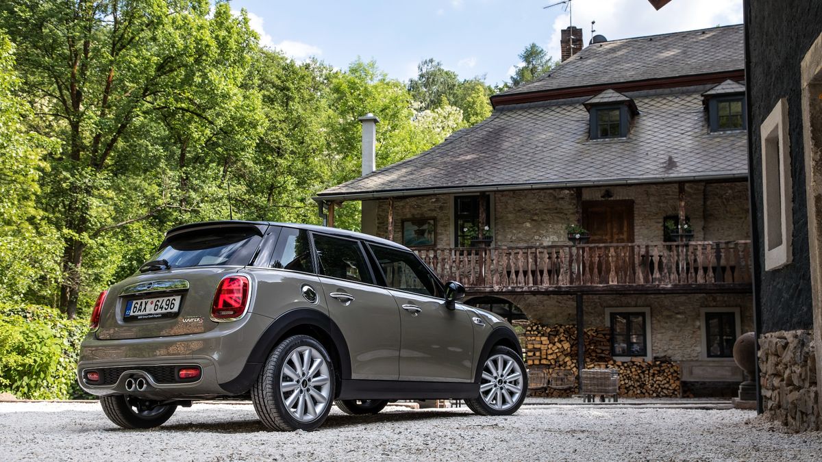 Pięciodrzwiowe Mini pełni rolę samochodu rodzinnego. Jeśli potrzebujesz więcej, jest jeszcze Clubman i Countryman.