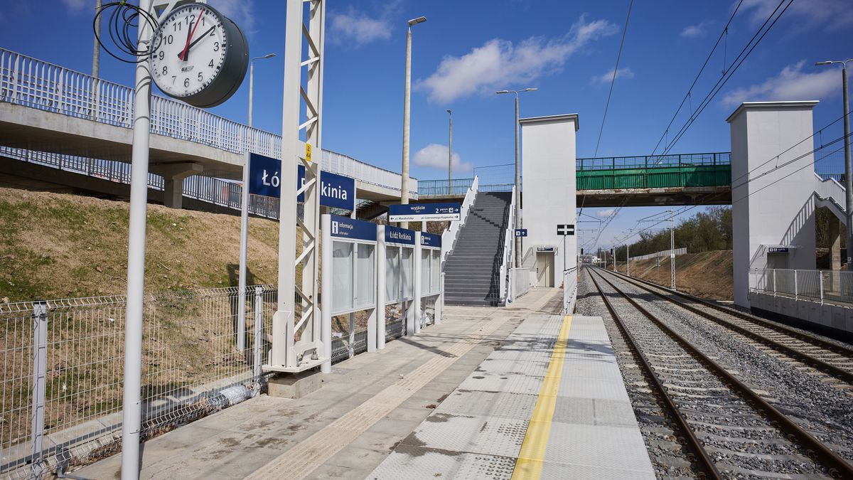 23.04.2021 Lodz . Stacja kolejowa Lodz Retkinia .
Fot. Marcin Stepien / Agencja Wyborcza.pl
Fot. Marcin Stepien / Agencja Wyborcza.pl
kolej, pkp, pociag, kladka dla pieszych, schody, zniszczenia