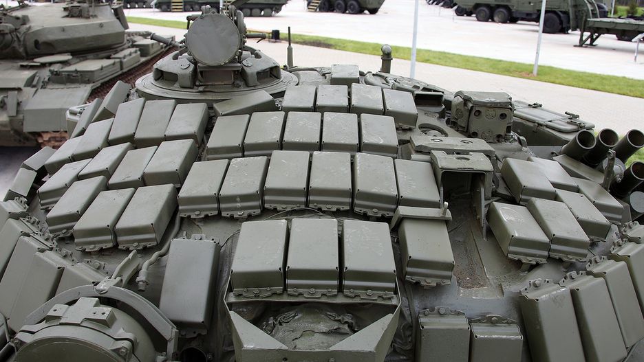 Wieża czołgu T-72B pokryta kostkami ERA Kontakt-1.