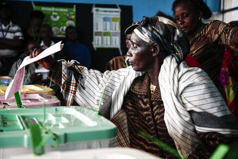 Kenijczycy w kolejkach do urn wyborczych