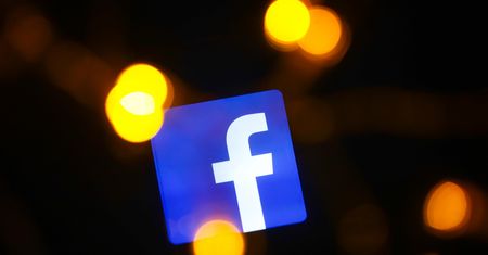 Facebook w smartfonach i ciemny motyw. Kolejni wybrańcy mogą już z niego korzystać