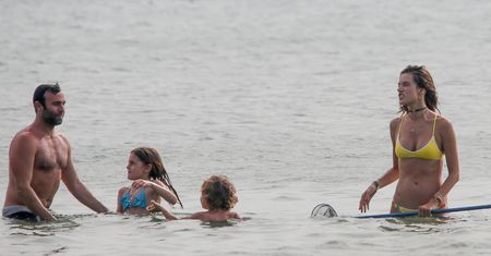 Alessandra Ambrosio z partnerem i dziećmi na plaży (ZDJĘCIA)