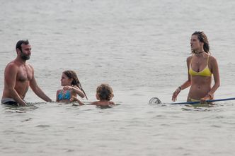 Alessandra Ambrosio z partnerem i dziećmi na plaży (ZDJĘCIA)
