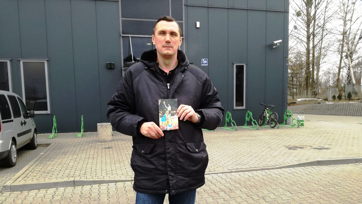 WP SportoweFakty / Krzysztof Gieszczyk / Na zdjęciu: Mariusz Bacik ze zdjęciem z czasów gry w Bobrach Bytom - w tle nowa hala w Szombierkach