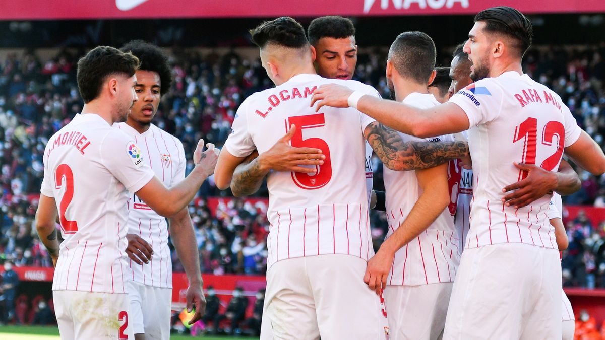 piłkarze Sevilla FC cieszą się z gola