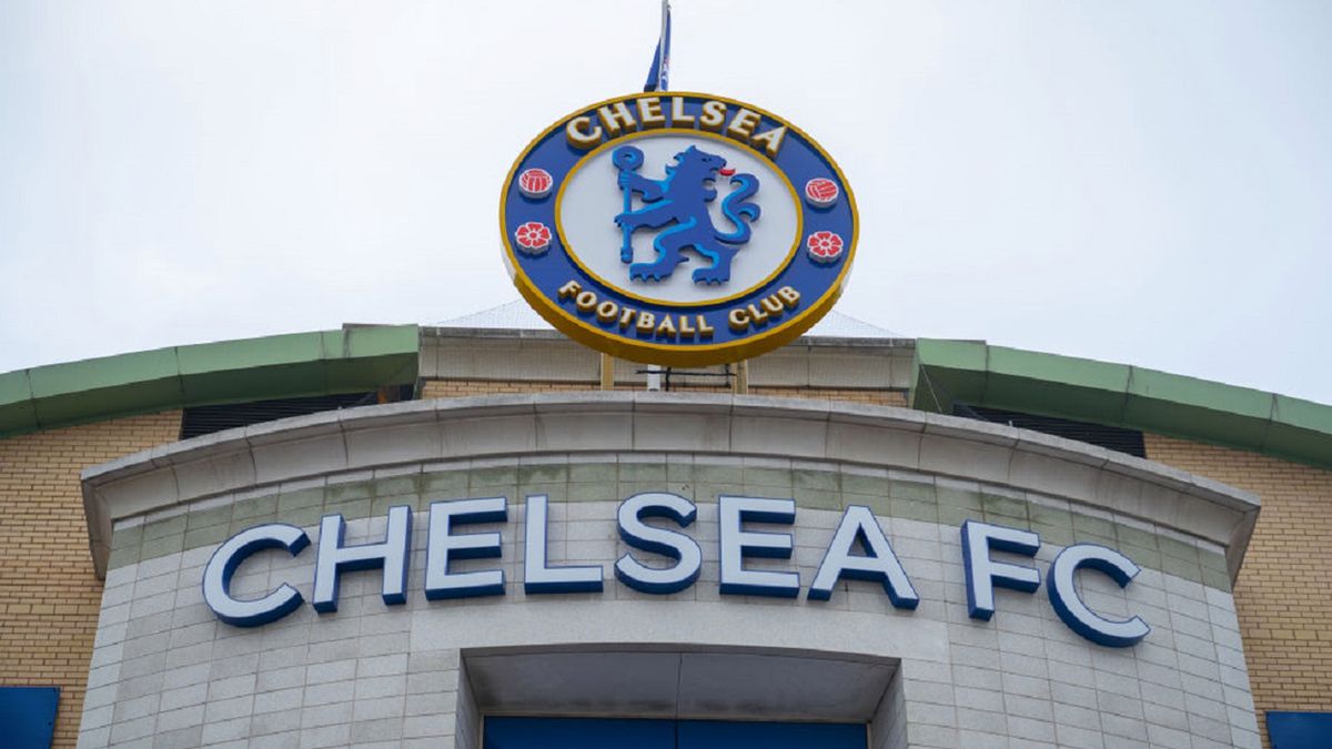 logo Chelsea FC na stadionie Stamford Bridge