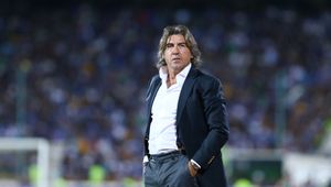 Problemy byłego trenera Legii. Musiał schronić się w ambasadzie