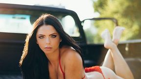 Kocha szybkie motory i sporty walki. Poznaj zjawiskową ring girl z Teksasu