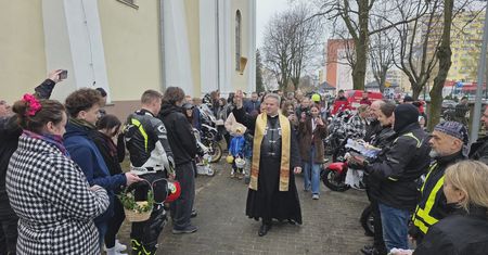 Motoświęconka we Włocławku. Motocykliści pod kościołem św. Stanisława