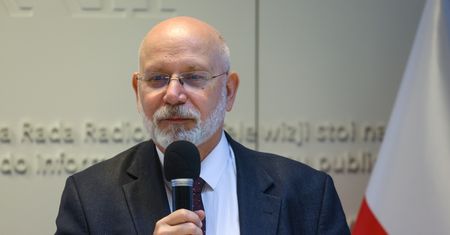 KRRiT zmienia zdanie. Przekaże pieniądze tym dwóm rozgłośniom