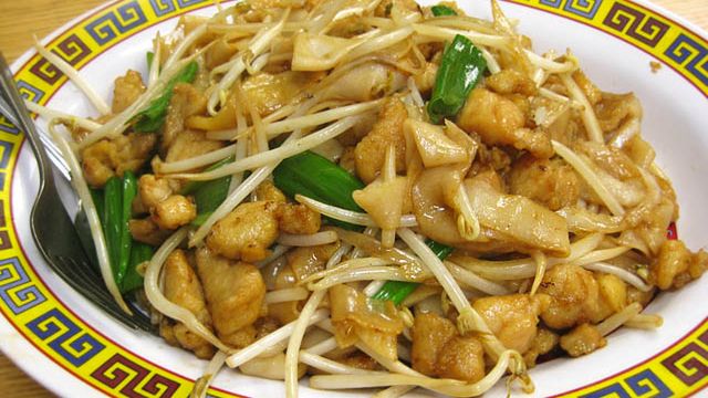 Chow mein z kurczakiem