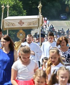 Po co procesja w Boże Ciało? "Chleb niesiony przez księdza nie jest żadnym symbolem"