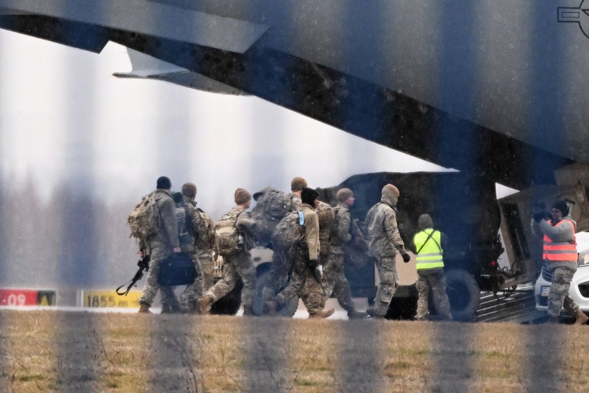 Amerykańscy żołnierze na lotnisku w Jasionce 