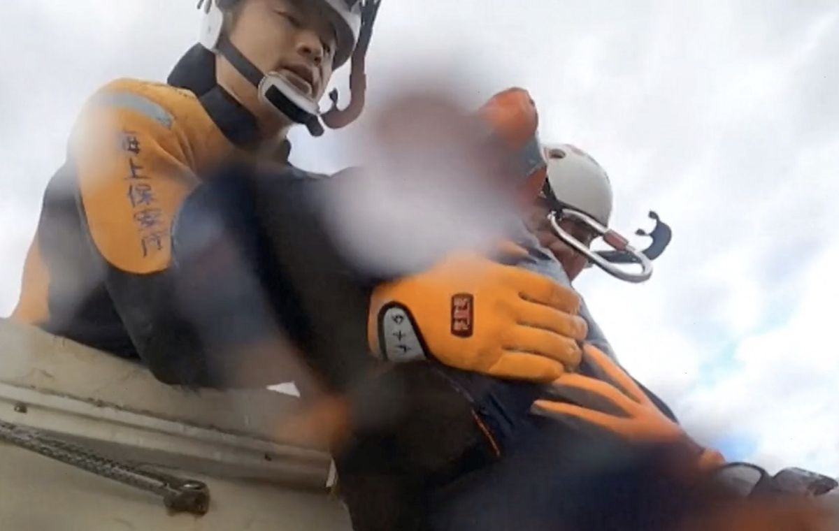 Ratownicy z japońskiej straży nadbrzeżnej uratowali 69-latka, który przez 22 godziny dryfował po wodach  u wybrzeży Jakuszimy (Japan Coast Guard)