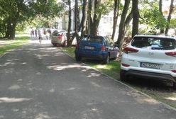 Samochody tarasują Pole Mokotowskie. Co weekend powstaje nielegalny parking