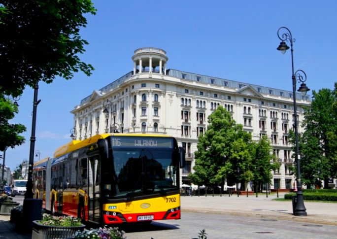 Na warszawskie ulice wyjechały właśnie trzy gazowe autobusy Solaris. Do końca roku będzie ich jeszcze 100. Mają wiele udogodnień, a nawet minilodówkę na napoje dla kierowcy