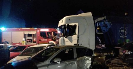 11 samochodów staranowanych. Podano przyczynę karambolu