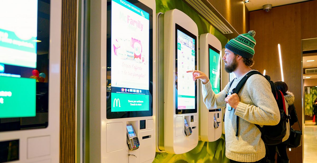 Ekrany dotykowe w McDonald's. Miały być ułatwieniem, a mogą być zagrożeniem
