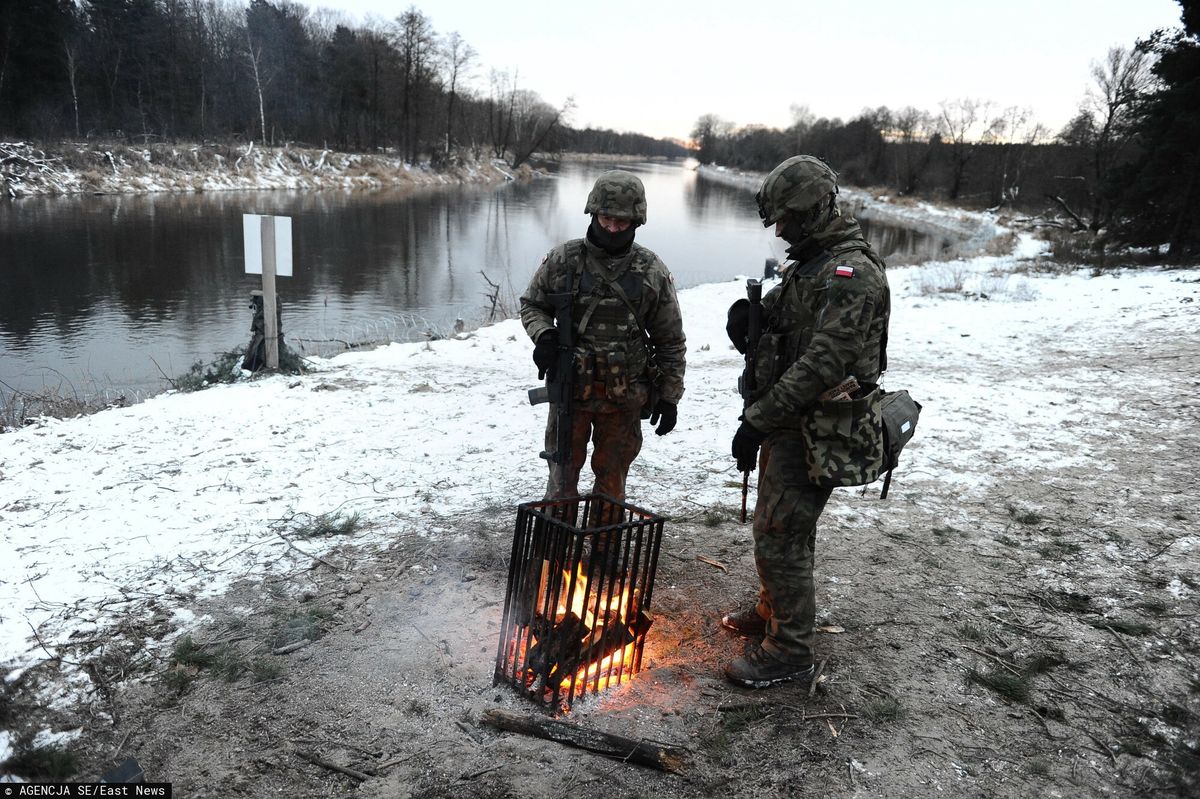 Polscy żołnierze pilnujący granicy z Białorusią (Fot. MARCIN WZIONTEK / SUPER EXPRSS)
