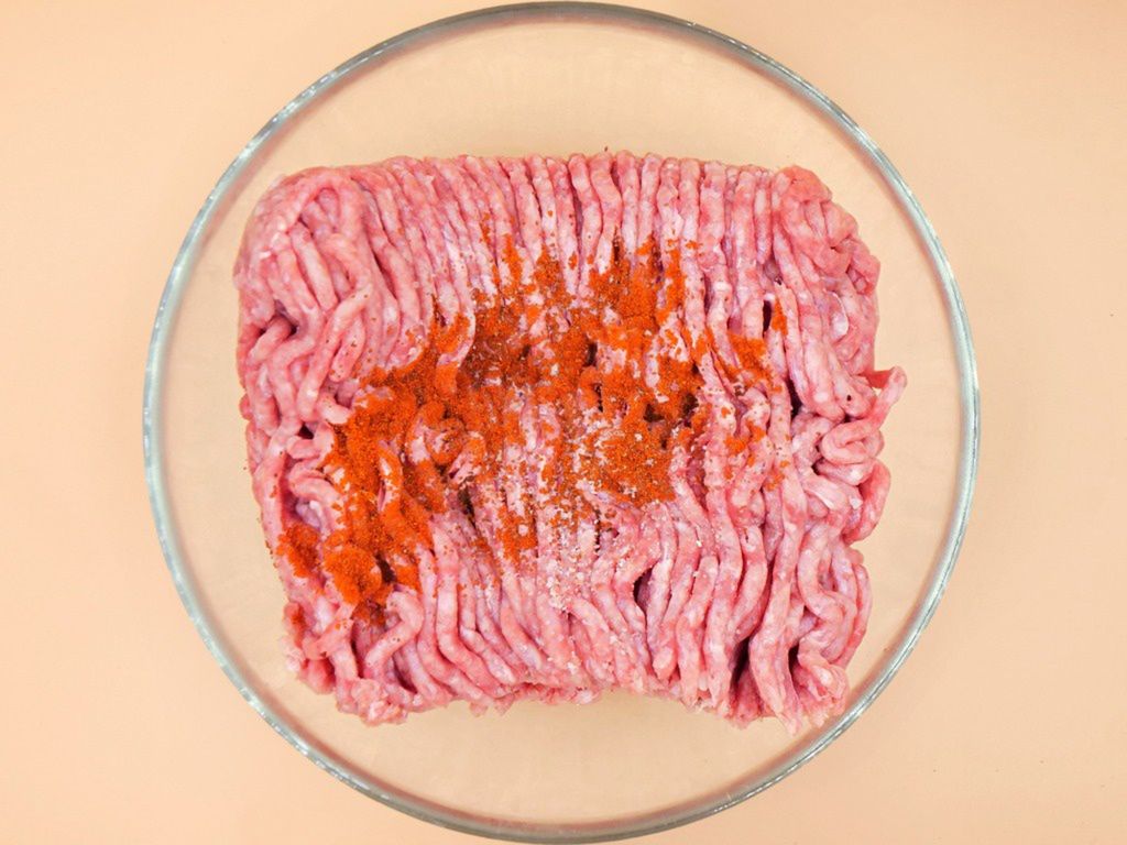 Burger z wołowiną i sosem orzechowym przepis