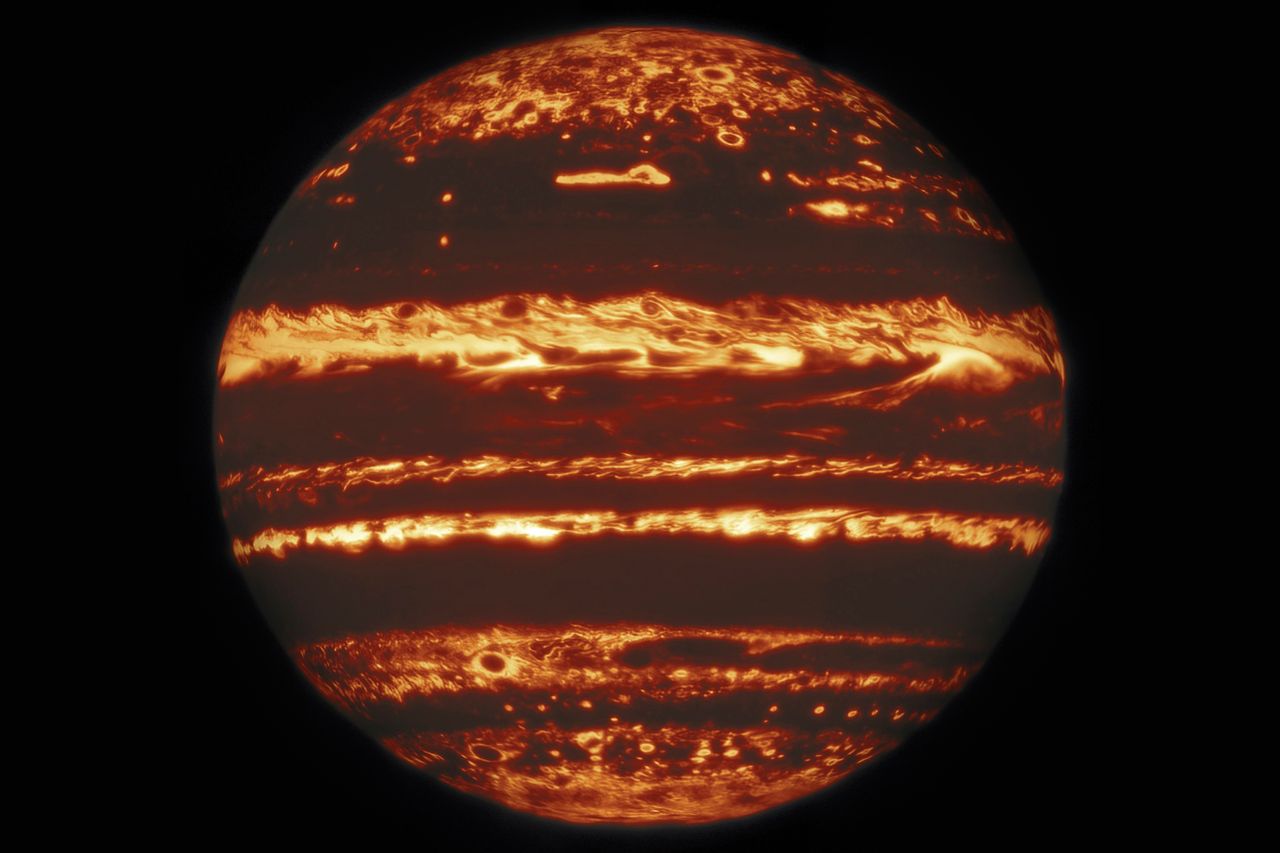 Burze na Jowiszu i pomarańczowa poświata planety na nowych zdjęciach