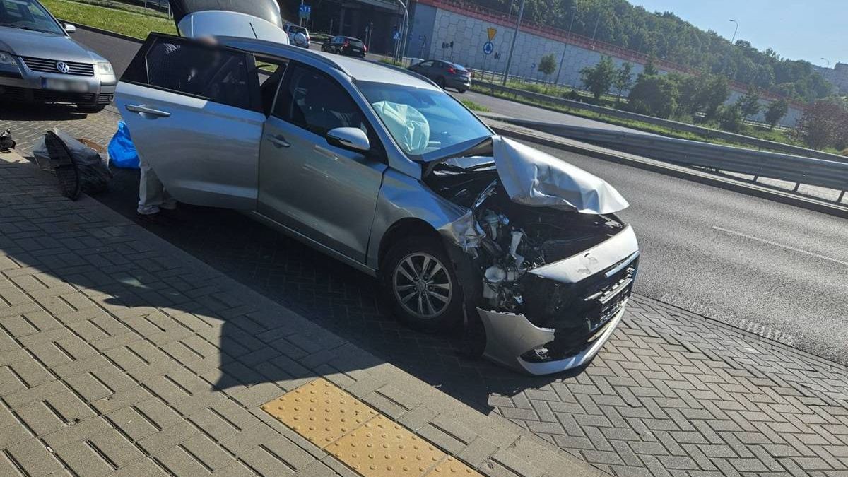 Uszkodzony hyundai po zderzeniu z volkswagenem na rondzie w Lublinie