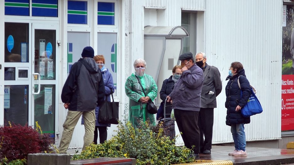 Godziny dla seniorów wróciły. W godz. 10-12 zakupy zrobią tylko osoby po 60. roku życia