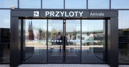Lotnisko w Radomiu ma problemy już na starcie. Wyniki palą się na czerwono