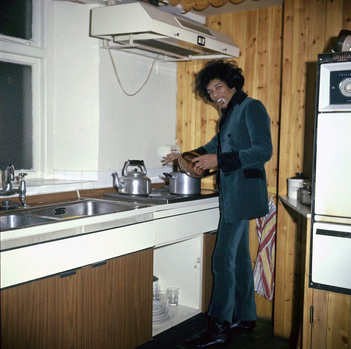 Jimi Hendrix gotuje w wynajętym mieszkaniu