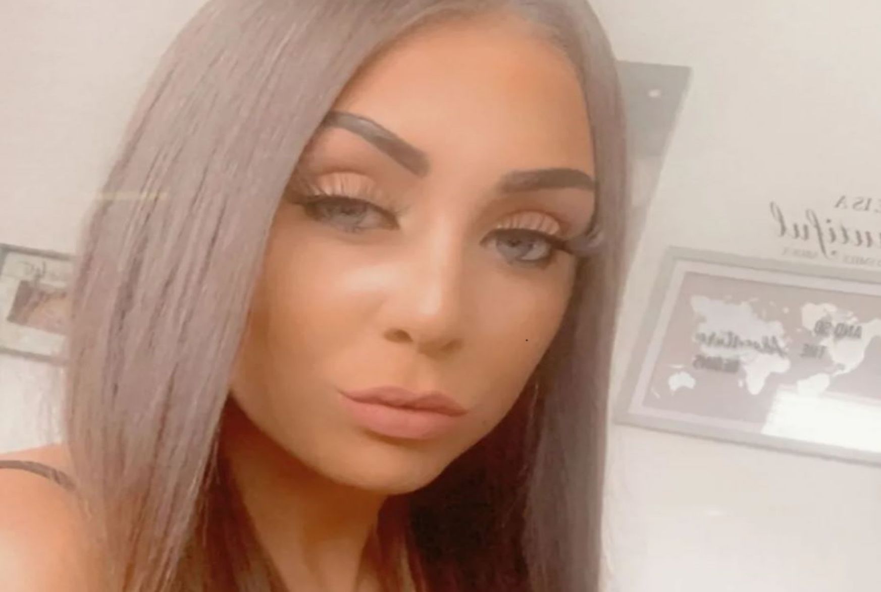 Chciała tylko rozjaśnić włosy. Miała wrażenie, że płonie jej głowa. 