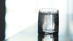 Woda gazowana może być szkodliwa. Lepiej uważać (WIDEO)