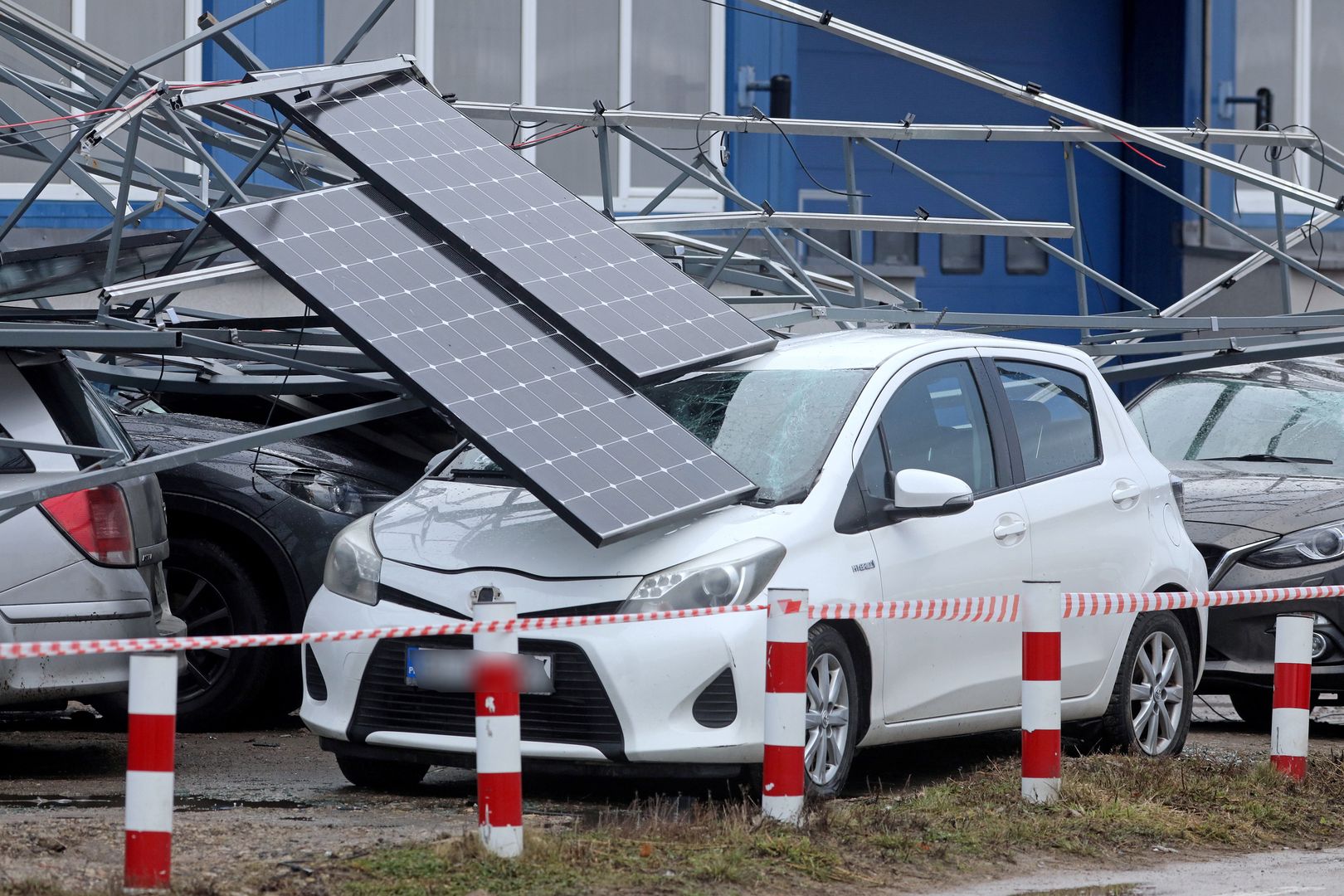 Wiatr zerwał panele fotowoltaiczne. 11 aut uszkodzonych 
