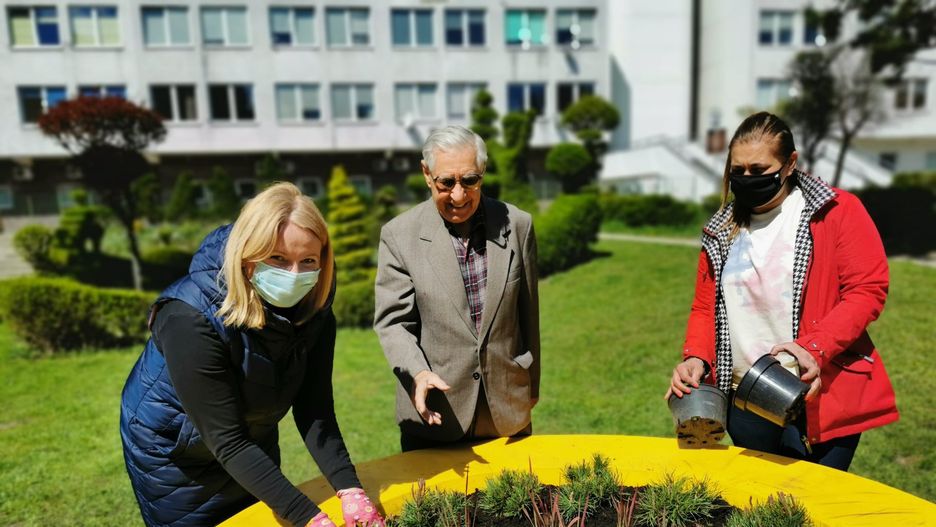Wrocław. Na ulicy Radosnej będzie jeszcze piękniej. Pan Jan odebrał nagrodę za drugie miejsce w konkursie Terra Flower Power 