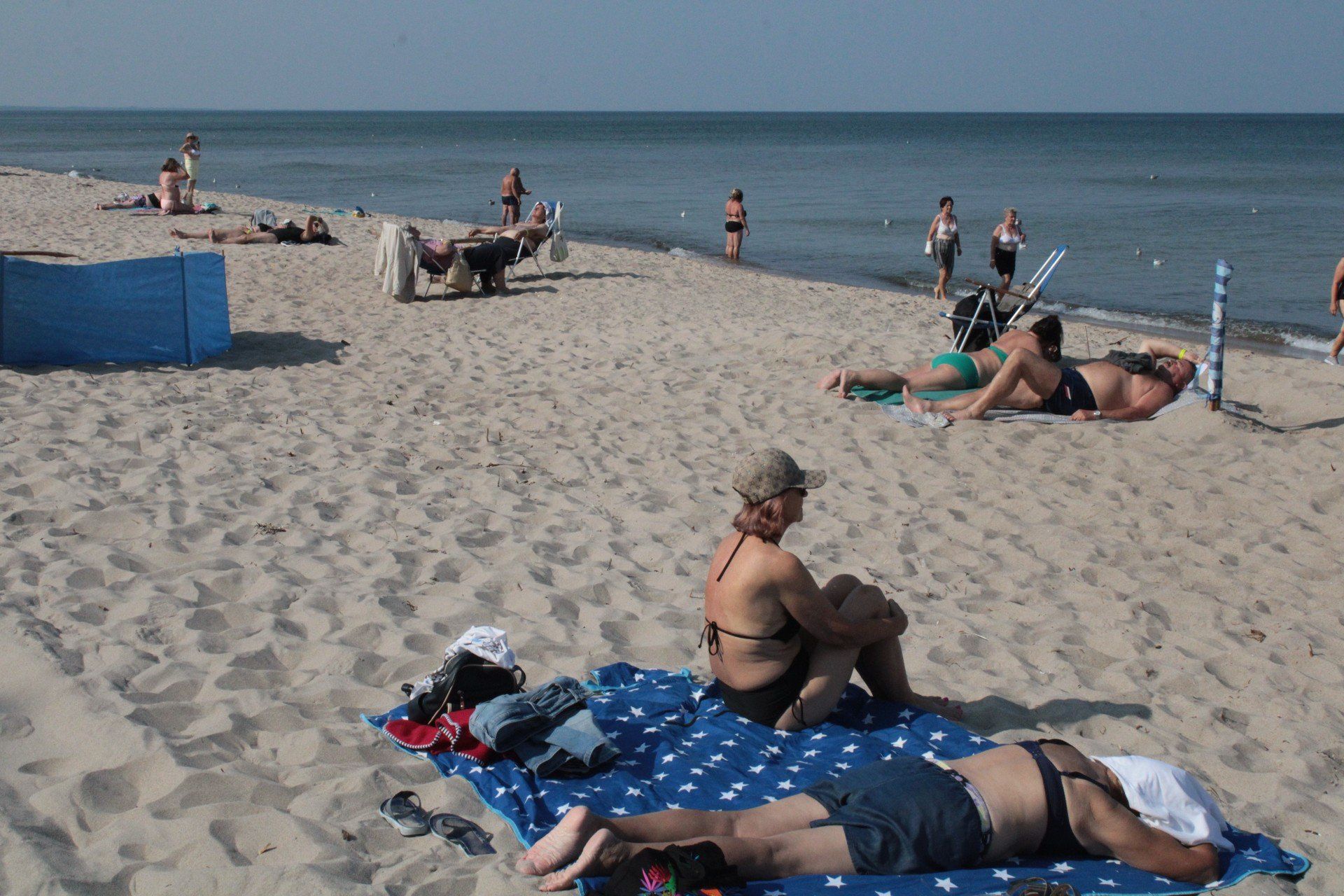 Środowe południe na plaży w Łazach