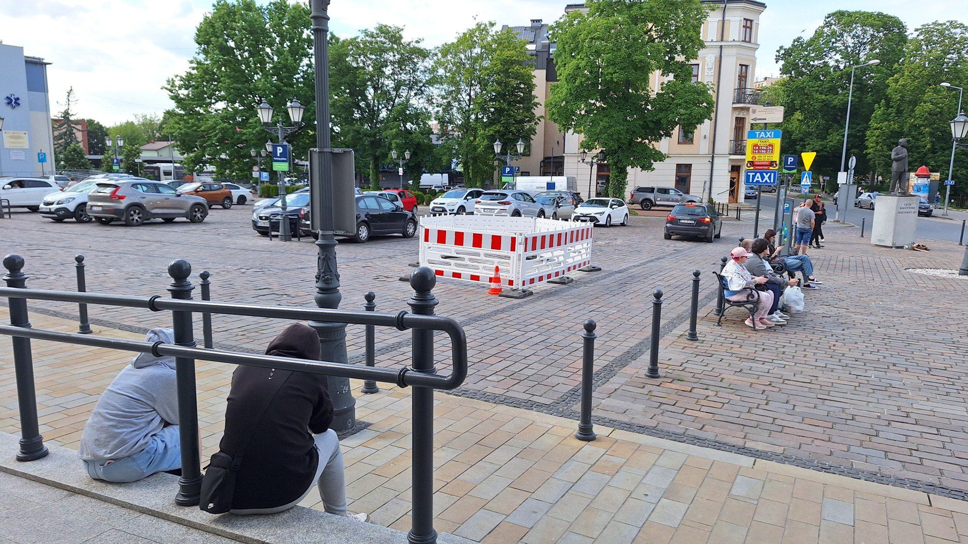 Nawierzchnia placu Dworcowego w Tarnowie pełna jest dziur i ubytków. Trwają właśnie kolejne, doraźne prace w tym miejscu