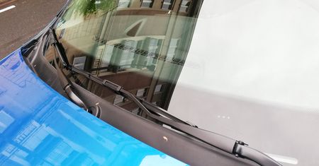 Kolorowa kropka na wycieraczce? Lepiej sprawdź jej stan
