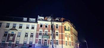 Jelenia Góra: Trwa dogaszanie pożaru, który wybuchł dzisiaj po południu na ostatnim piętrze kamienicy przy ul. Złotniczej. Trzy osoby są poszkodowane