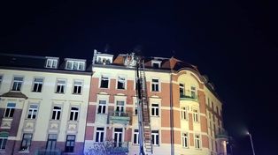 Jelenia Góra: Trwa dogaszanie pożaru, który wybuchł dzisiaj po południu na ostatnim piętrze kamienicy przy ul. Złotniczej. Trzy osoby są poszkodowane