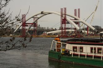 Wielki łuk przęsła mostu ustawiono na podporach